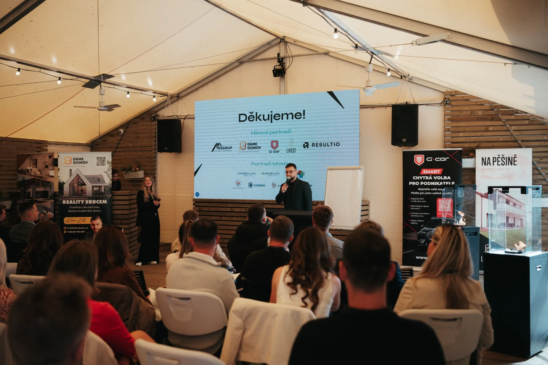 Publikum konference pod plachtou