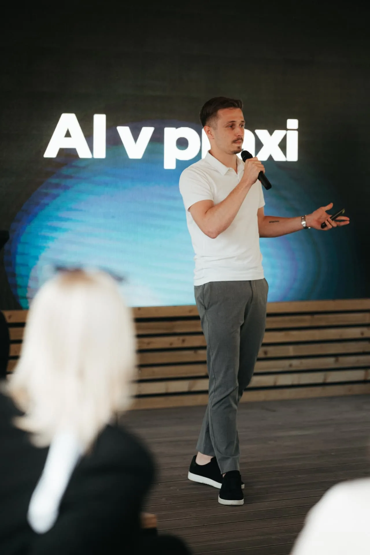 Prostor konference pod plachtou
