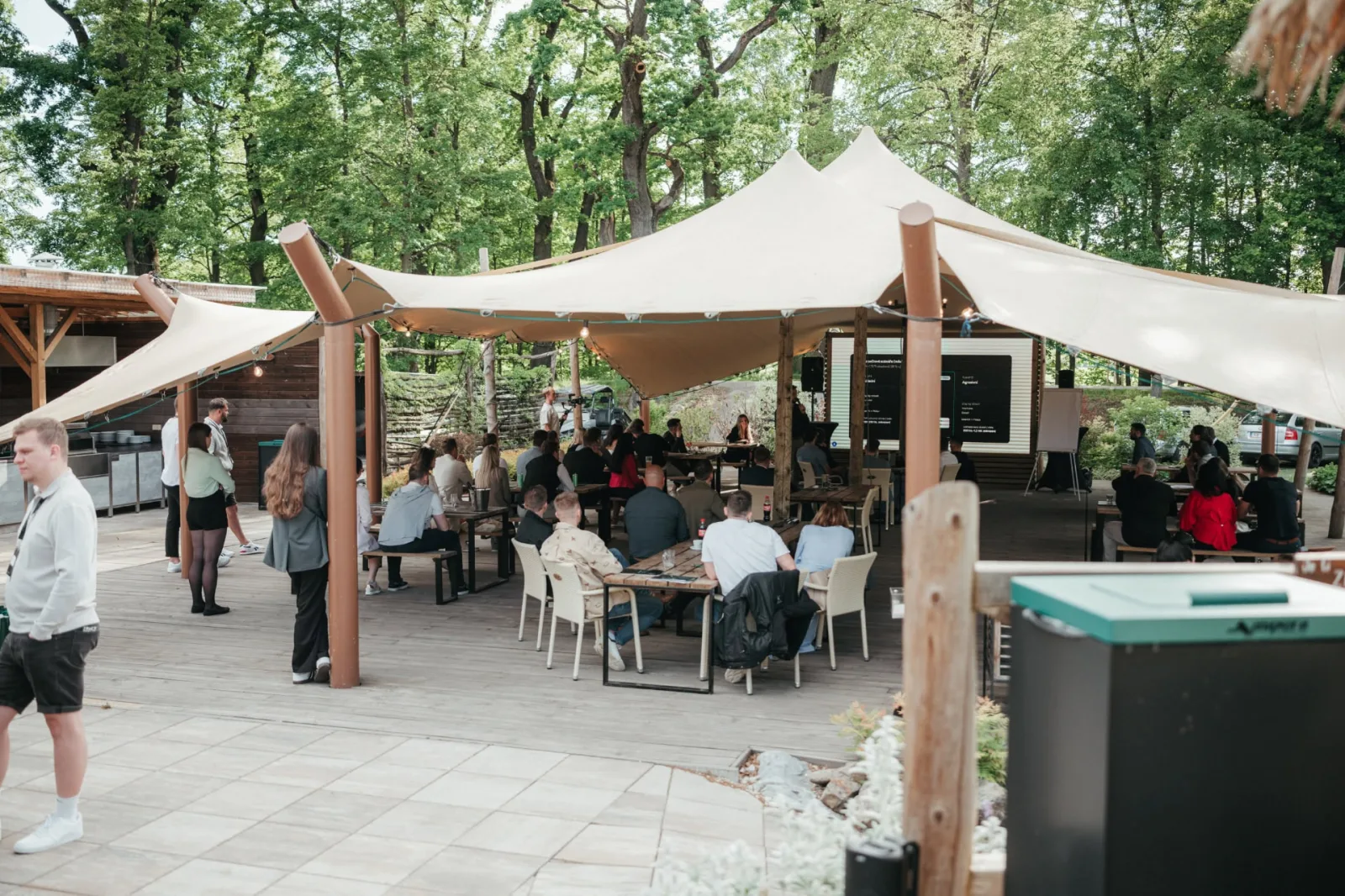 Venkovní terasa Park Hluboká s hosty konference pod plachtami