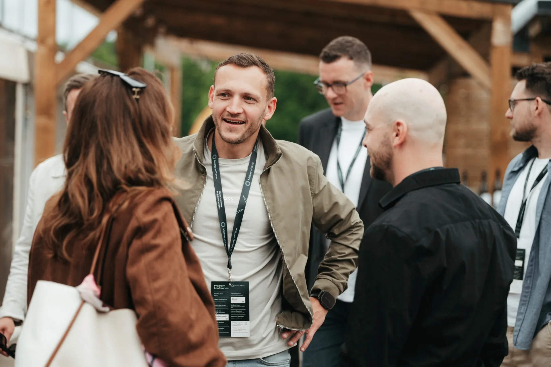 Networking účastníků pod altánem